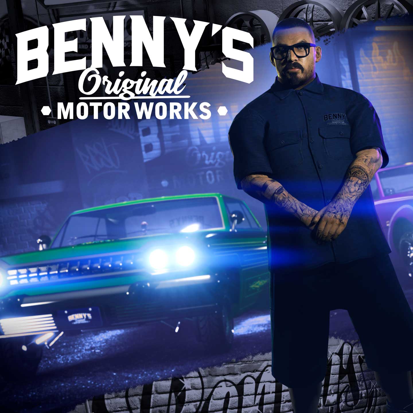 Poster von Benny's Original Motor Works mit Benny, der in der Nähe von modifizierten Autos steht.