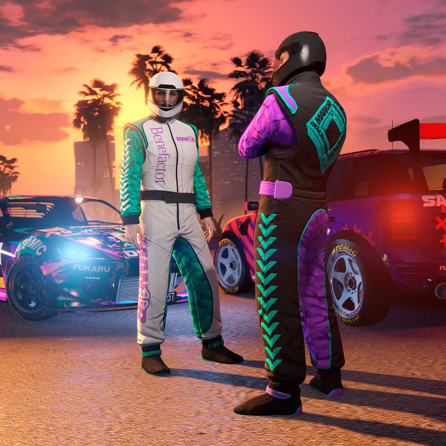 Zwei GTA-Online-Charaktere tragen den dunklen und den hellen Manor-Rennanzug, während sie vor zwei Fahrzeugen im Renndesign stehen.
